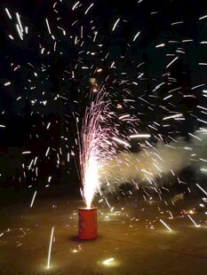 夜空中绽放的绚丽烟花