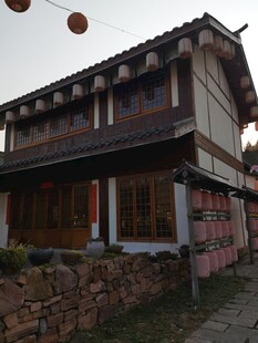 传统中式两层民居建筑