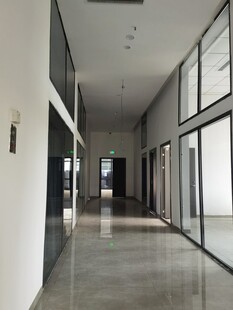 宽敞明亮的现代走廊空间