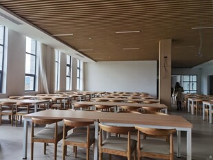 宽敞明亮的室内木质桌椅区