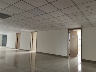 空旷宽敞的室内办公空间