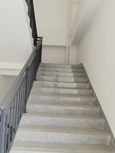 室内简约水泥材质楼梯