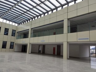 宽敞空旷的现代化室内空间