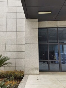 现代建筑玻璃门外观