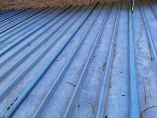 蓝色波纹金属板特写