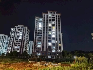夜晚灯火通明的高层住宅