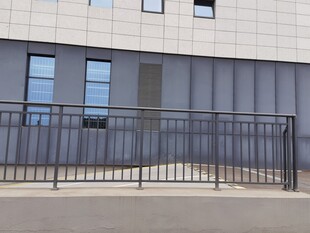 现代建筑外的金属护栏