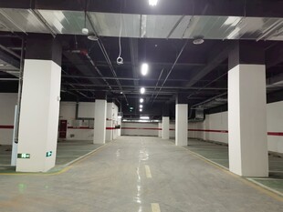 空旷地下停车场内部场景