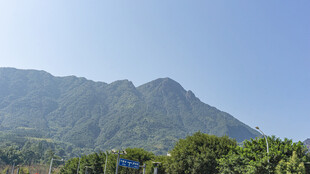 青山葱郁间的自然景致