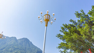 山间华丽路灯与绿树蓝天
