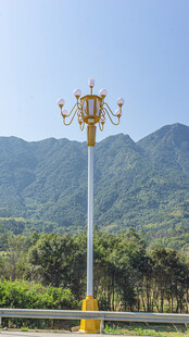 山间路旁华丽造型路灯