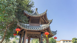 中式古亭挂红灯笼