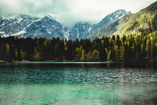 湖光山色中的森林与山脉