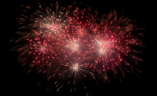 心形烟花绽放夜空