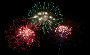 夜空中绚丽绽放的烟花