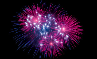 心形烟花绽放夜空