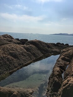 海边岩石间的静谧小水洼