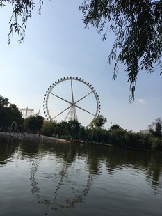 湖畔摩天轮倒影美景