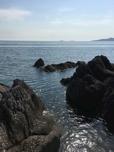 海边嶙峋礁石与辽阔海面