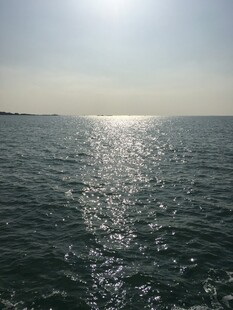 海上日光粼粼的美丽景象