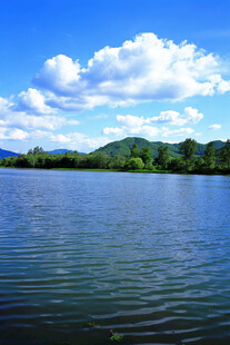 宁静湖泊与蓝天白云美景