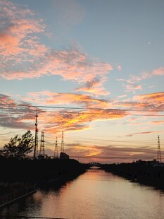 河畔绚丽晚霞迷人景象