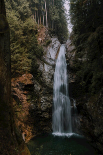 山间瀑布美景