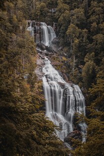 山林间的壮美瀑布景观