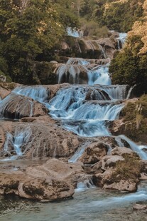 山间溪流瀑布自然美景