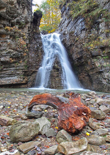 山间瀑布旁的红叶奇石