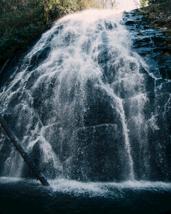 山间瀑布美景