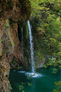 山间飞瀑下的碧绿潭水