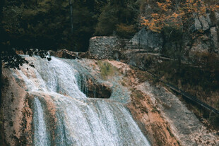 山间壮丽瀑布景观
