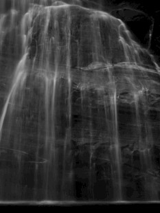 黑白瀑布水流艺术景象