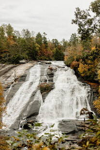 秋日山间瀑布美景