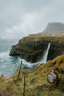 悬崖边的壮美瀑布海景