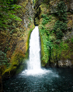 山间清幽瀑布景观