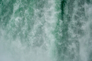 壮观绿色瀑布景象