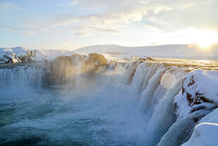 冬日壮丽瀑布景观