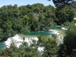 秀丽河谷瀑布自然美景