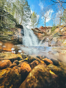 山间溪流瀑布自然美景