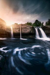 壮丽瀑布下的水波景观