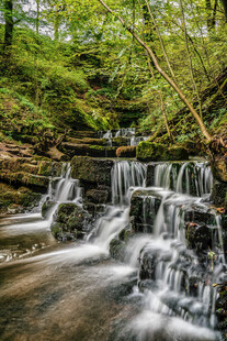 山间溪流小瀑布美景