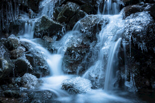 山间冰瀑溪流美景