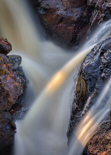 山间溪流湍急石上流水