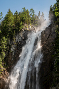 山间壮丽瀑布景观