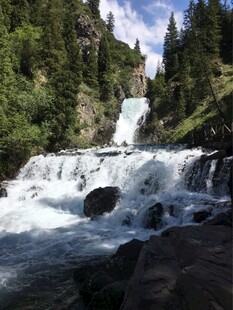 山间瀑布美景
