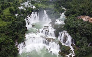 壮观森林瀑布景观