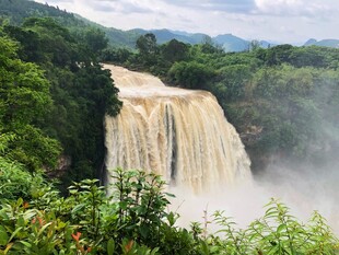 壮观瀑布置身葱郁山林间