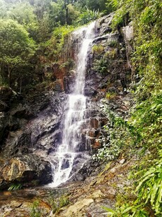 山间瀑布美景